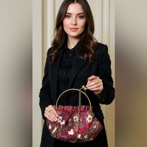 HP✅RFrame embroidered sequin kisslock bag💘RARE